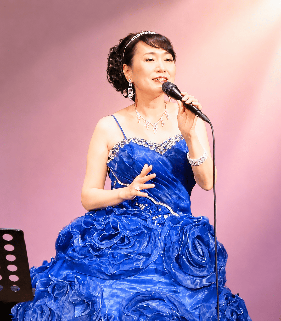 智恵子クラベス ライブステージでの歌唱